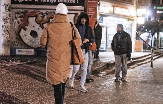 Οι Γερμανίδες τρέμουν τους μετανάστες – Το 48% φοβάται, το 16% έχει σπρέι πιπεριού